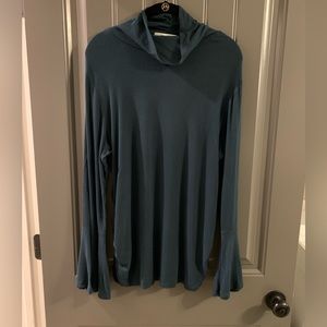 Maternity long sleeve with flared sleeves. Jessica Simpson size XL.